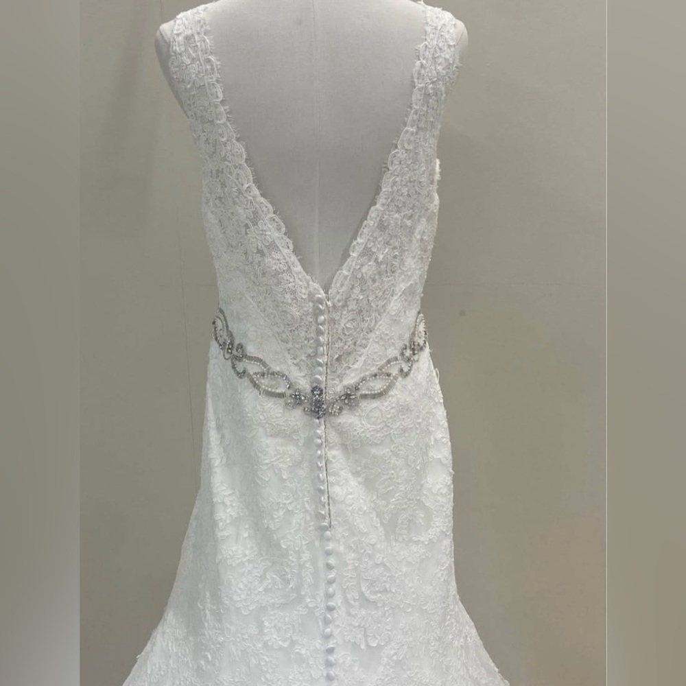 Elegant White Lace V-Neck Mermaid Wedding Dress - Picture 6 of 8